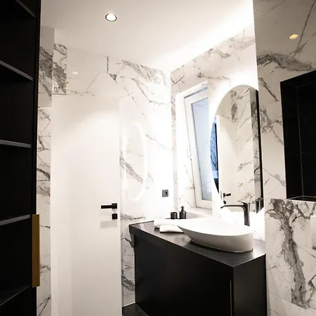 Prestigious Downtown Apartment *